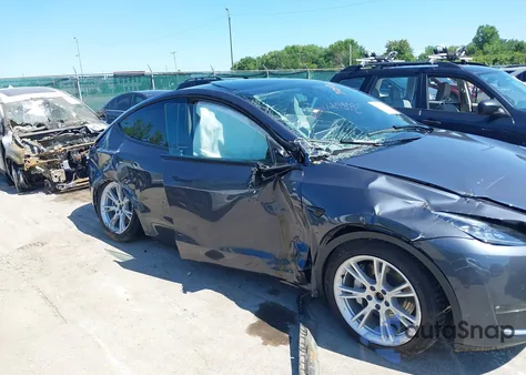 2022 Tesla Model Y Long Range Dual Motor All-Wheel Drive z USA, uszkodzony, nr VIN 7SAYGAEE4NF364264